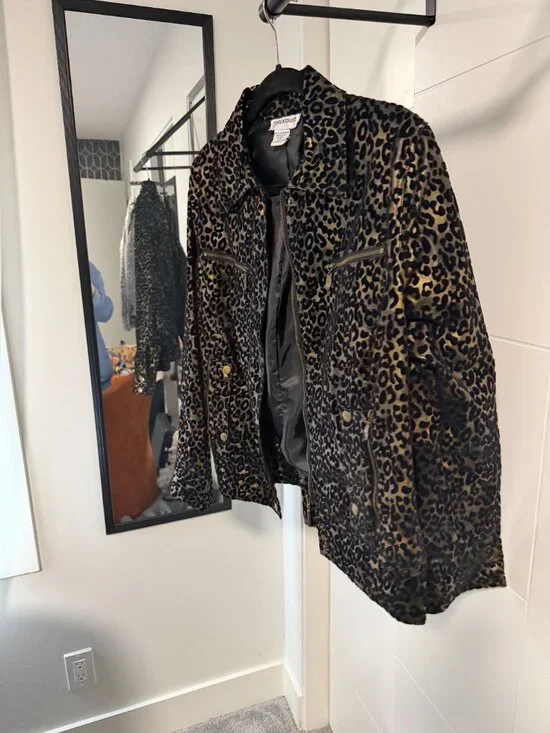 Fierce Leopard Velvet Moto Jacket: Channel Your Inner Jungle Queen - Picture 3 of 7